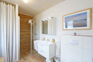Duschwanne, Regendusche, Haartrockner, Handtücher