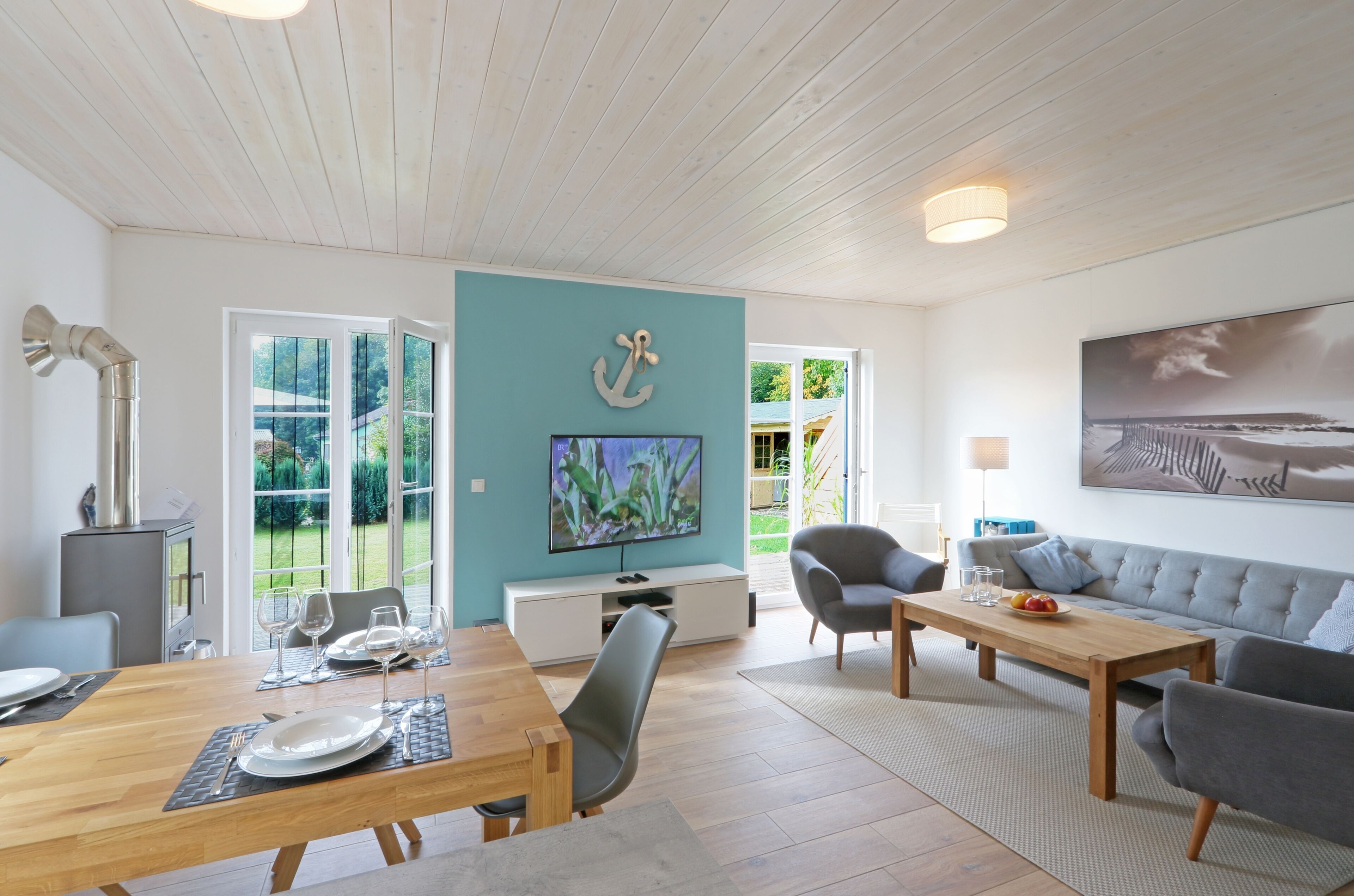 Smart-TV, Kamin, DVD-Player, Bücher