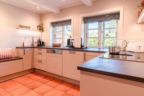 Kühlschrank, Mikrowelle, Ofen, Geschirrspüler