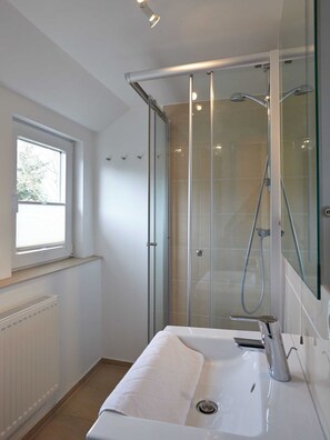 Douche, sèche-cheveux, serviettes fournies