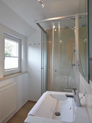 Douche, sèche-cheveux, serviettes fournies