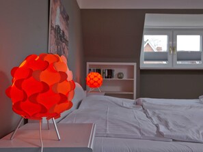 2 bedrooms, in-room safe, desk, WiFi