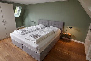 2 quartos, cofres nos quartos, escrivaninha, Wi-Fi