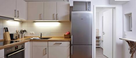Kühlschrank, Mikrowelle, Ofen, Geschirrspüler
