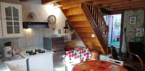 Fridge, microwave, oven, stovetop - La Petite Fontaine, small cottage in a very quiet hamlet (ecuras)