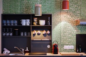 Kühlschrank, Mikrowelle, Herdplatte, Wasserkocher mit Kaffee-/Teezubehör