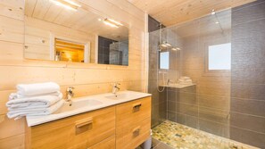 Combined shower/bathtub, hair dryer, toilet paper