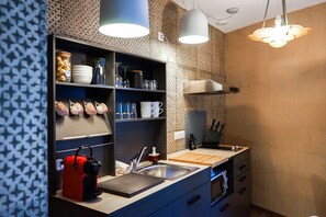 Kjøleskap, mikrobølgeovn, kokeplater og kaffetrakter/tekoker