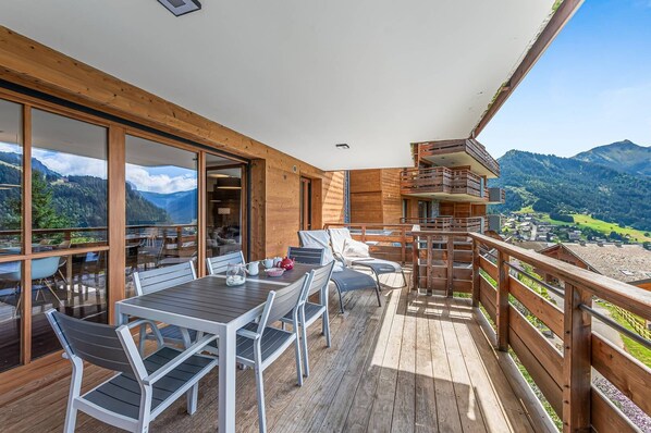 Outdoor dining - Luxury flat 6 pers. - fireplace, close to the centre and slopes (CHATEL)