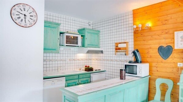 Réfrigérateur, micro-ondes, four, plaque de cuisson