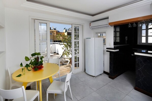 Fridge, microwave, cookware/dishes/utensils