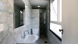 Căn hộ | Phòng tắm | Buồng tắm vòi sen, máy sấy tóc, khăn tắm 