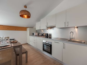 Fridge, microwave, oven, stovetop - Apartment for 4 pp - top floor, modern, close to center and ski lifts (Châtel)