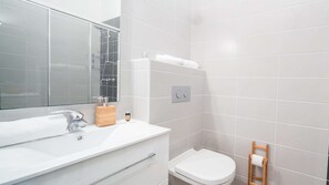 Badewanne, Haartrockner, Handtücher, Toilettenpapier