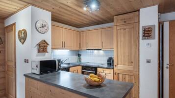 JÀÀkaappi, mikroaaltouuni, uuni, liesi