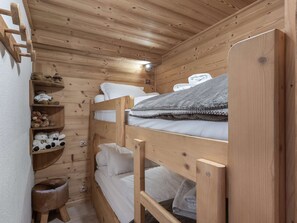 2 bedrooms, iron/ironing board, free WiFi
