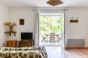2 bedrooms, iron/ironing board, travel cot, free WiFi