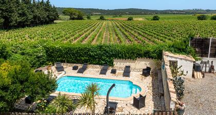 Encantadora casa de campo, piscina climatizada, en un viñedo a 30 minutos del mar.