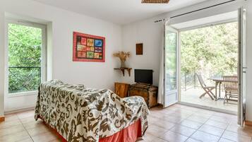 2 bedrooms, iron/ironing board, travel cot, free WiFi