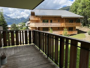 Property grounds - 6-person flat - modern, close to the centre and skiing (CHATEL)