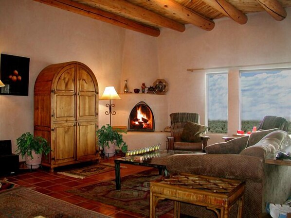 Televisión, chimenea, reproductor de DVD y estéreo