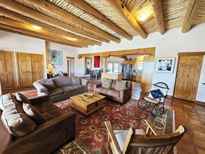 Ein geräumiges Wohnzimmer mit Holzmöbeln, einem Essbereich und einer Küche.