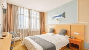 A hotel room with a bed, bedside tables, a desk, and a chair. - Zhanhang Business Hotel (Beijing Capital Airport New International Exhibition) (Beijing)