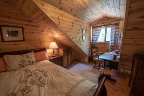 3 bedrooms, desk, iron/ironing board, travel cot