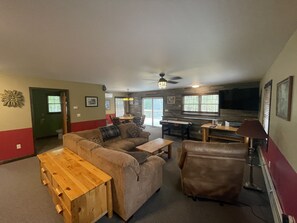 Smart TV, chimenea, reproductor de DVD y libros 