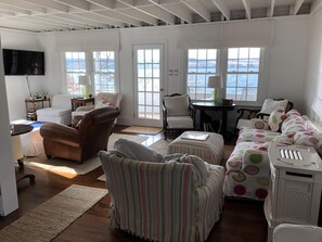 Smart TV - Skaneateles Cottage, on the lake!! East Lake Sun!,- Charming!! (Skaneateles)