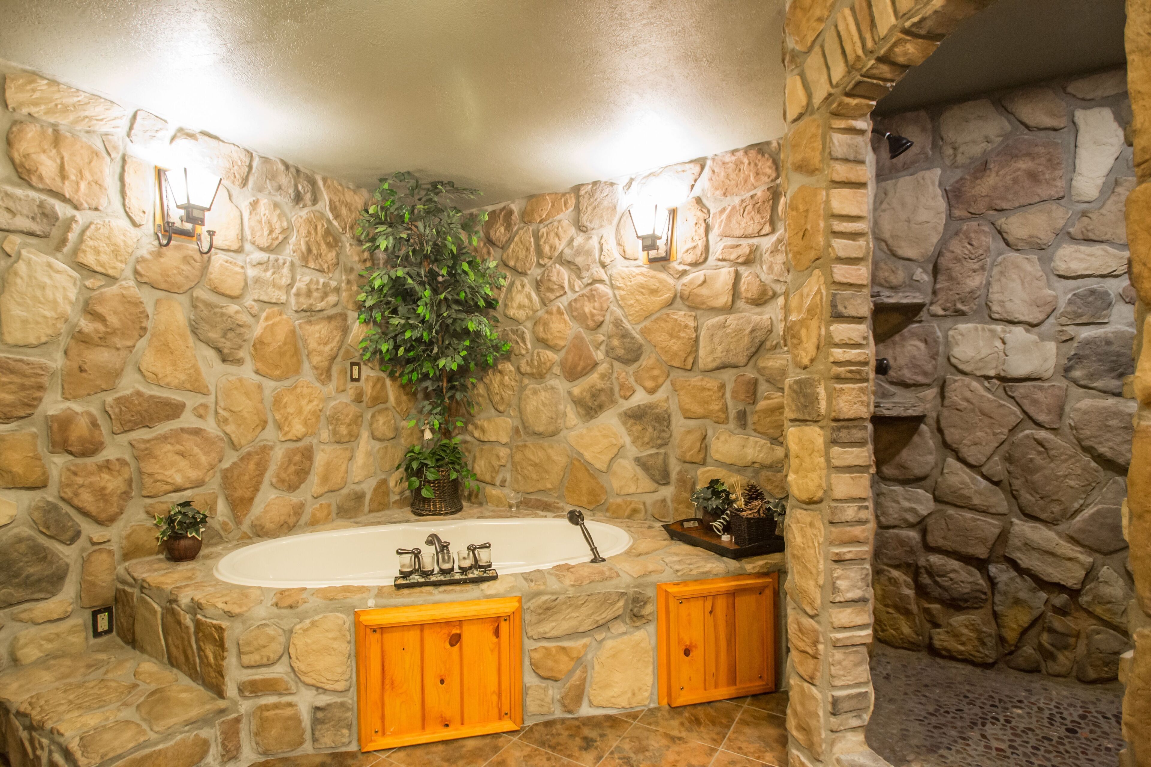 Combined shower/tub, jetted tub, hair dryer, towels