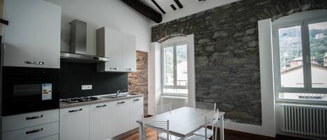 Apartment, 4 Bedrooms | In-room dining