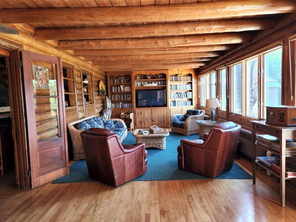 Deluxe Cabin | Living area