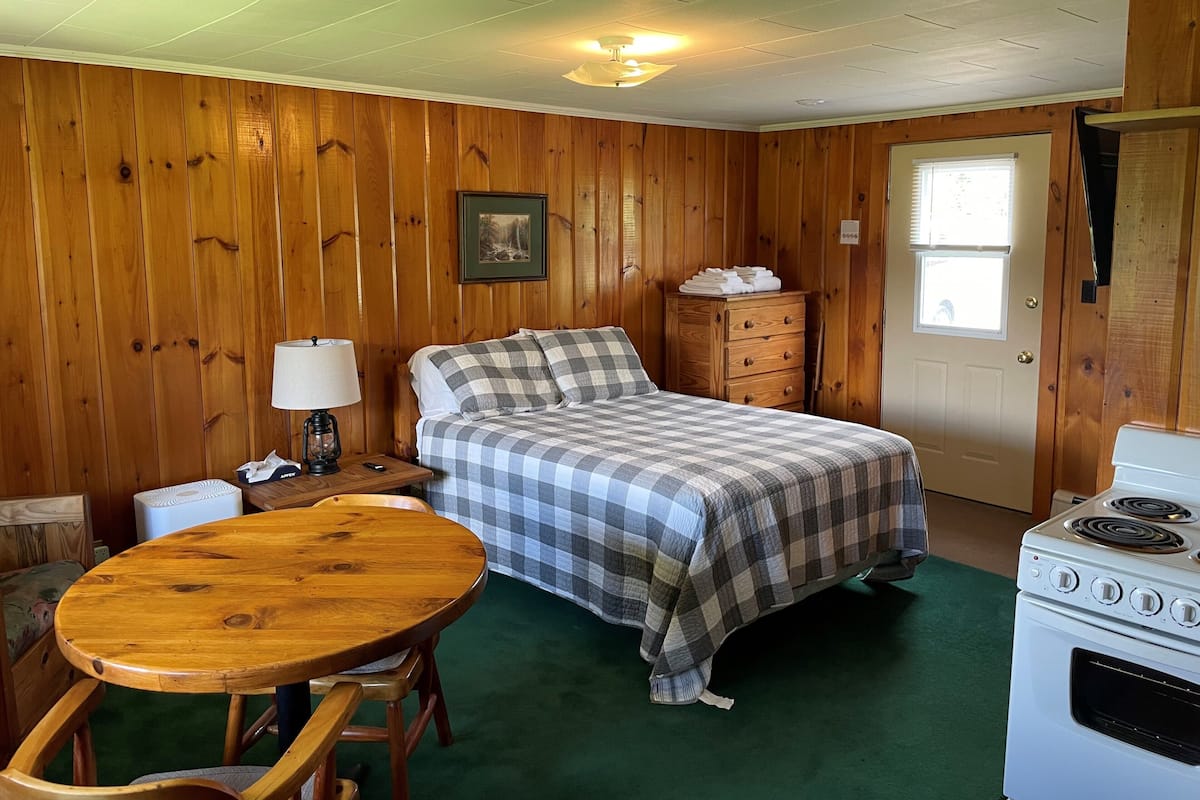 Comfort Single Room, 1 Double Bed, Kitchenette | Minibar, individually decorated, free WiFi, bed sheets