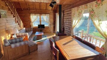 Standard-Ferienhütte, Mehrere Betten, Talblick | Wohnbereich