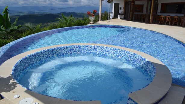 Outdoor spa tub - Ecolodge Altos de la Ermita (Palestina)