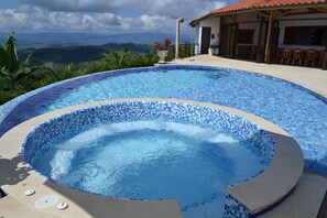 Bañera de hidromasaje al aire libre