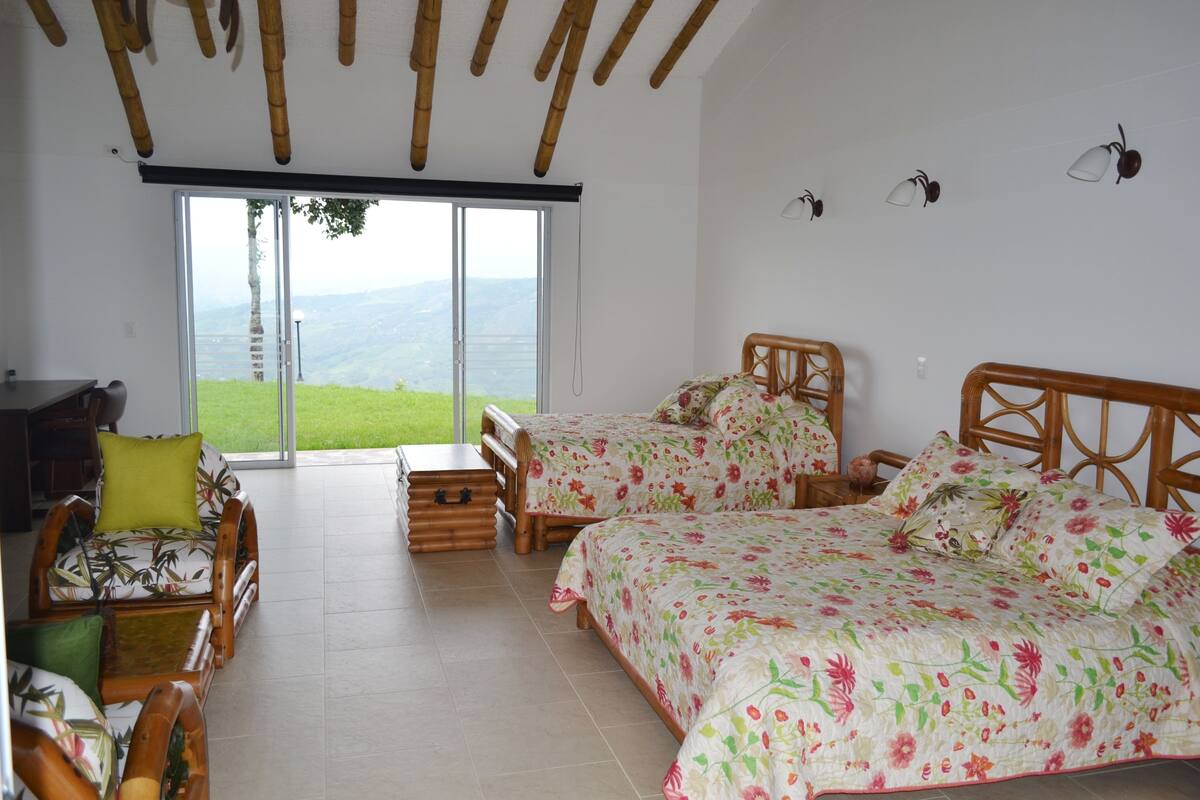 Habitación Grand, varias camas, para no fumadores, vista a la montaña | Escritorio, cortinas blackout, wifi gratis y ropa de cama