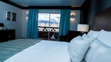 Standard King with Balcony | In-room safe, individually decorated, individually furnished, desk