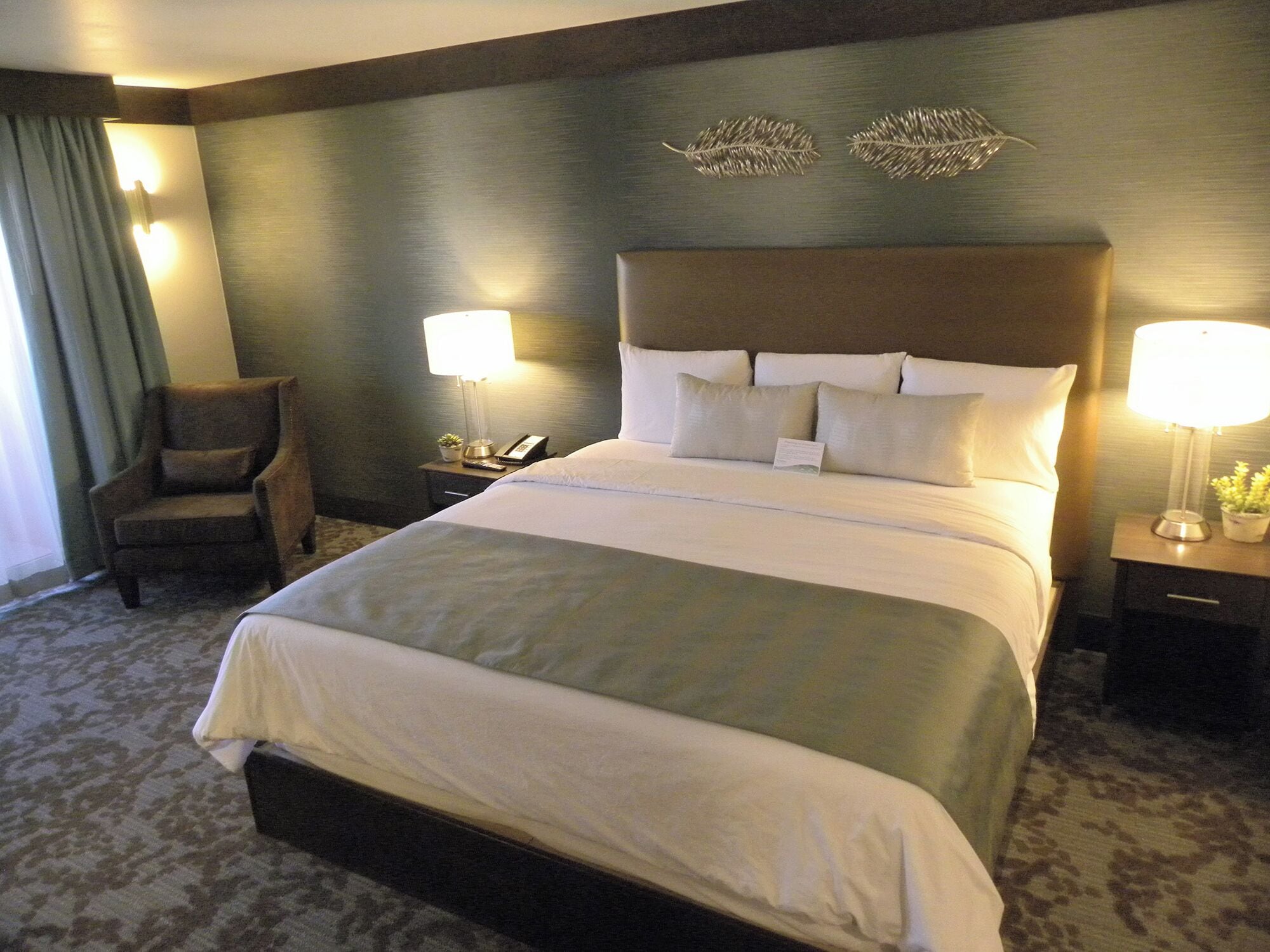 standard room, 1 king bed, accessible, non smoking | 1 bedroom, in-room safe, individually decorated, individually furnished