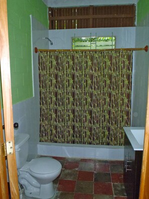 Shower, towels - Hammock Plantation - Hostel (Tamanique)