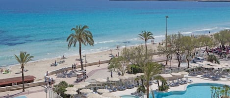 Een binnenzwembad en een buitenzwembad