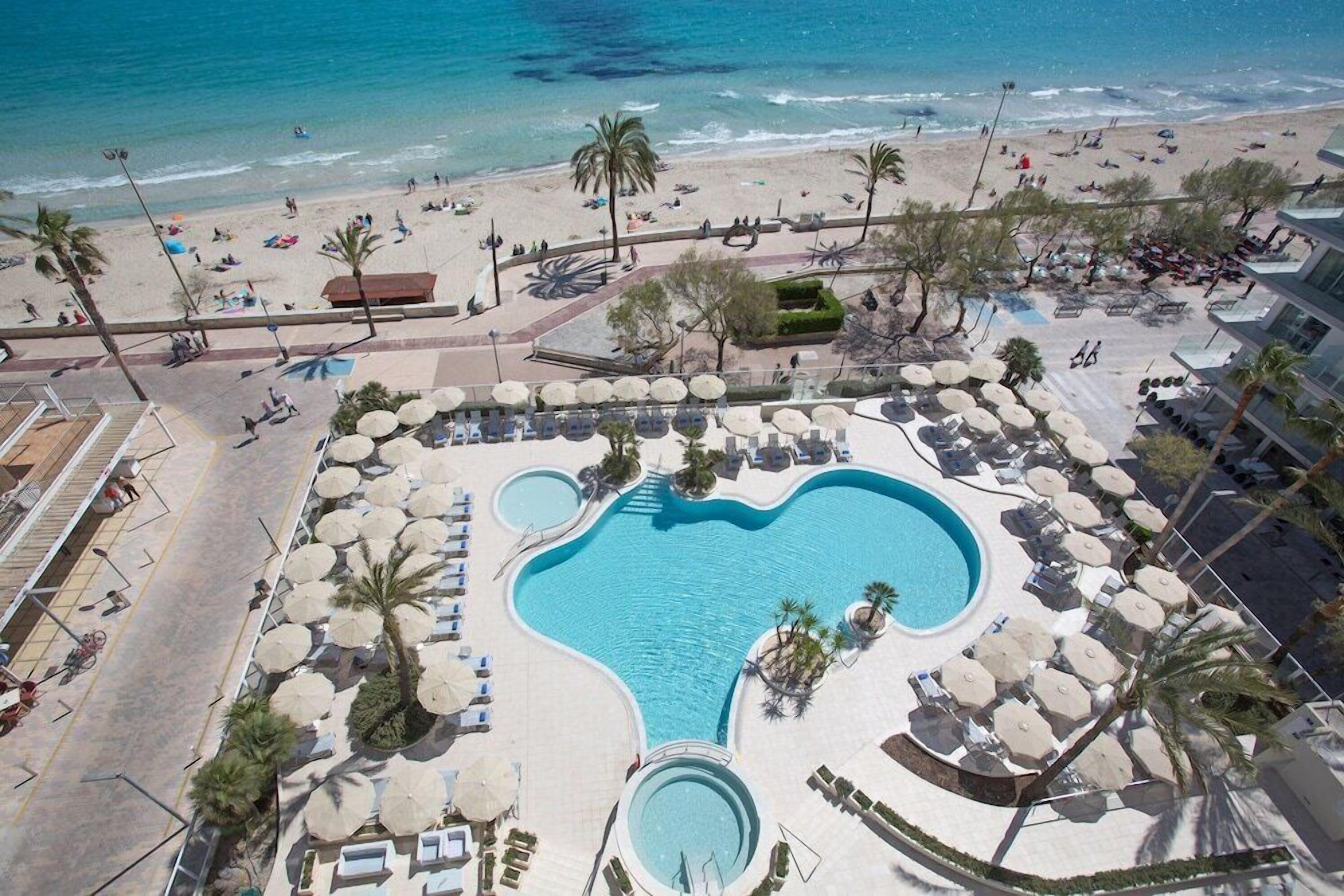 Una piscina cubierta, una piscina al aire libre