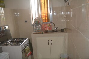 Estudio Confort, 1 cama matrimonial, para no fumadores | Cocineta privada | Refrigerador, microondas y utensilios de cocina 