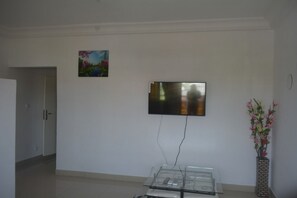 Superior Apartment, 1 King Bed, Non Smoking | Living area - Les Résidences Malaïka (Libreville)