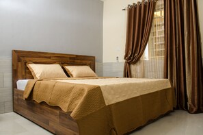 Individually decorated, desk, blackout curtains, soundproofing - Graceland Inn & Garden (New Nyanya)
