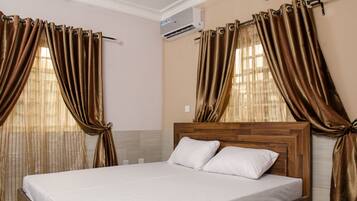 Deluxe Room | Individually decorated, desk, blackout drapes, soundproofing