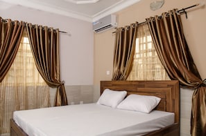 Deluxe Room | Individually decorated, desk, blackout drapes, soundproofing