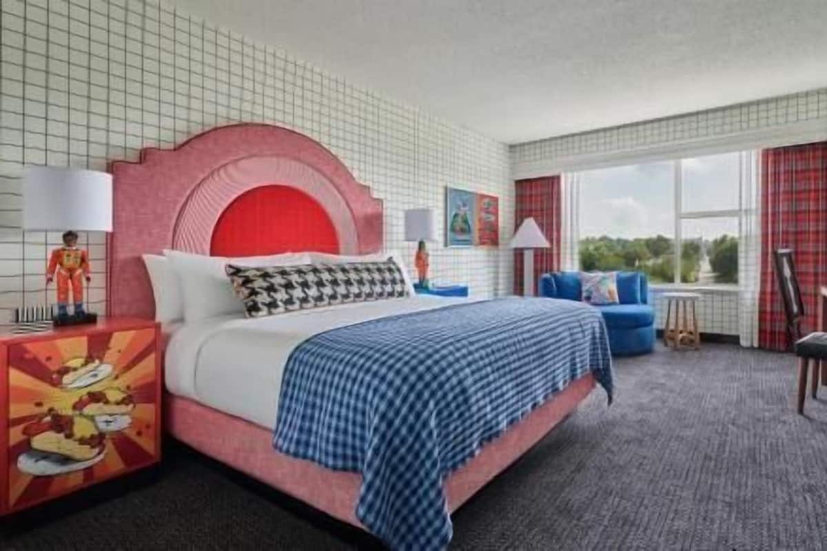 Ropa de cama de alta calidad y caja de seguridad en la habitación