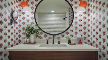 Een bad/douchecombinatie, gratis toiletartikelen, een haardroger